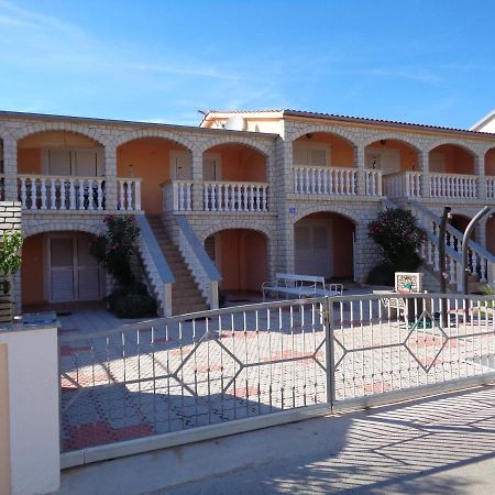 Apartman Kristo Vir Buitenkant foto